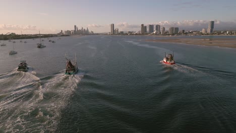 Luftaufnahme-über-Zwei-Trawler-Auf-Dem-Broadwater-An-Der-Gold-Coast-In-Richtung-Surfers-Paradise,-Queensland,-Australien