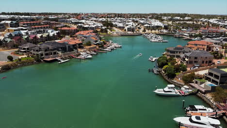Luxurious-neighborhood-residential-area-coastline-in-marina-bay-in-eastern-Australia