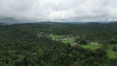Estación-Remota-En-Una-Meseta-En-Las-Tierras-Altas-De-Nueva-Guinea