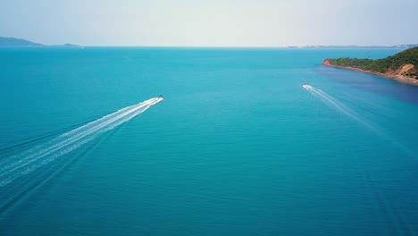 Luxusboot-Luftbild,-Luxuriöse-Yacht,-Die-Sich-Schnell-Im-Blauen-Meer-Bewegt