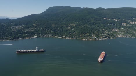 Explore-El-Hermoso-Oeste-De-Vancouver,-Bc,-Donde-Los-Portacontenedores-Y-La-Industria-Marítima-Impulsan-La-Economía-Y-Conectan-El-Mundo