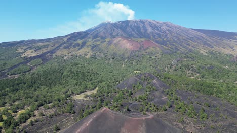 Cráteres-Del-Monte-Etna-Y-Volcán-En-Sicilia,-Italia---Pedestal-Aéreo-4k-Arriba