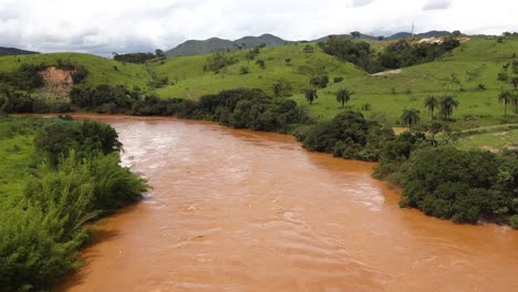Paraopeba-Fluss-überläuft-Nach-Sommerregen-In-Brumadinho,-Minas-Gerais,-Brasilien