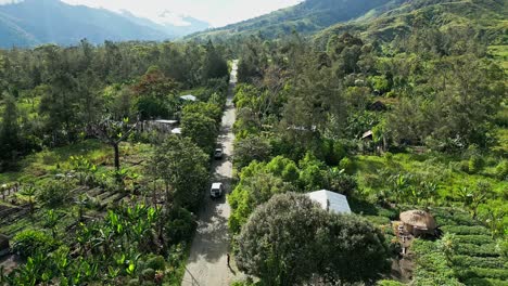 Vehículos-Que-Viajan-Por-Una-Carretera-No-Asfaltada-A-Través-De-Aldeas-Remotas-En-Las-Tierras-Altas-De-Nueva-Guinea