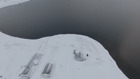 Vista-Desde-Arriba-En-La-Granja-Cubierta-De-Nieve,-Invierno-Islandia