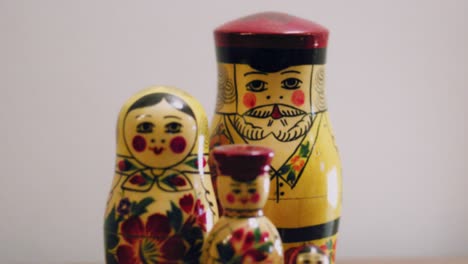 Russische-Puppenfamilie---Antikes-Holzspielzeug