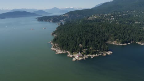 Luftaufnahmen-über-Dem-Ozean-Fangen-Die-Atemberaubende-Schönheit-Von-West-Vancouver,-BC,-Kanada-Ein