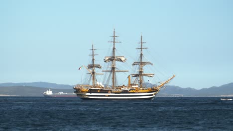 Barco-Más-Hermoso-Del-Mundo,-Amerigo-Vespucci-Tallship-Cerca-De-La-Costa