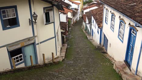 Estrecha-Calle-Adoquinada-Con-Edificios-De-Estilo-Barroco-En-Ouro-Preto,-Mg,-Brasil