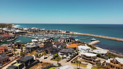 Panorama-De-Drones-Del-Lujoso-Resort-Marina-Bay-Y-Casas-Adosadas-Con-Puerto-Privado-Y-Yates-Y-Barcos-Anclados