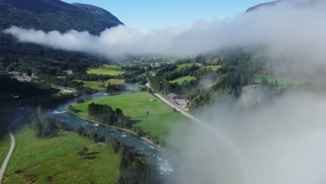Wolken-Und-Nebel-über-Dem-Berühmten-Fluss-Stryn-In-Norwegen
