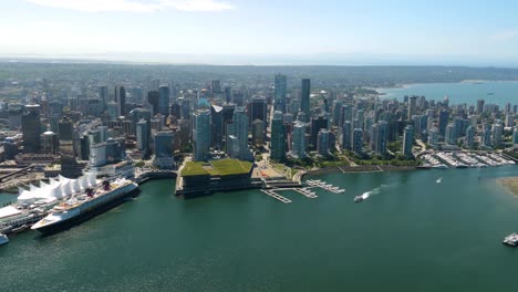 Ein-Atemberaubendes-Panorama-Von-Vancouver,-Bc,-Kanadas-Stadt-In-Diesem-Ehrfurchtgebietenden-Video-Aus-Der-Luft