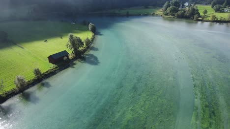 Drohnenaufnahmen-Des-Wunderschönen-Flusses-Stryn-Mit-Grünem-Gletscherwasser