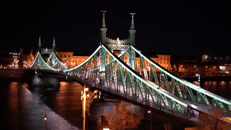 Vida-Nocturna,-Paisaje-Urbano-Con-Un-Puente-En-Budapest
