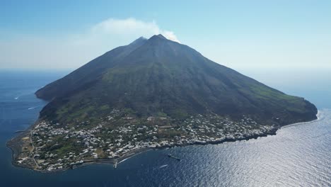 La-Isla-Activa-Del-Volcán-Stromboli-Fuma-En-Las-Islas-Eolias,-Italia---Círculos-Aéreos-De-4k