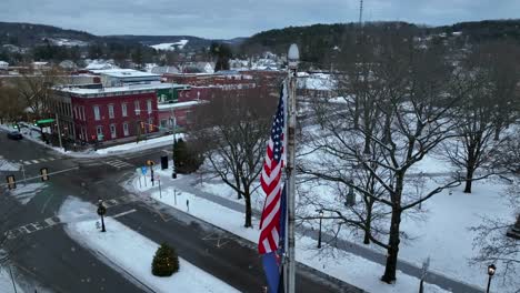 Schnee-Fällt-Auf-Kleine-Amerikanische-Stadt-Wellsboro,-Pennsylvania