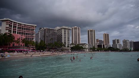Honolulu,-Hawaii---29.-Dezember-2022:-Blick-Auf-Waikiki-Beach-In-Der-Dämmerung-Mit-Diamantkopfvulkan-In-Der-Ferne