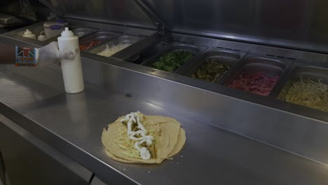 Küchenchef-In-Der-Küche-Des-Restaurants,-Der-Mayonnaise-über-Leckerem-Hähnchen-Shawarma-Drückt