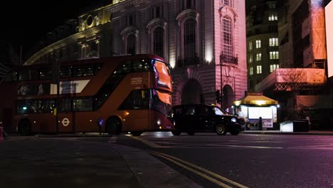 Kultiger-Roter-Bus-Und-Autos,-Die-Am-Piccadilly-Circus-Im-Zentrum-Von-London-Vorbeifahren