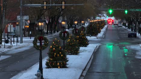 Luftaufnahme-Von-Weihnachtsbäumen-Und-Kränzen,-Die-Die-Hauptstraße-In-Einer-Kleinen-Stadt-In-Amerika-Säumen