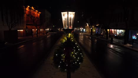 Aerial-orbit-around-lamp-post-with-Christmas-wreath