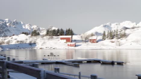 Schöne-Polohäuser-Lagune,-In-Der-Nähe-Von-Verschneiten-Bergen,-Svolvaer,-Lofoten,-Norwegen