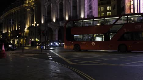 Kultiger-Roter-Bus-Und-Autos,-Die-Am-Piccadilly-Circus-Im-Zentrum-Von-London-Vorbeifahren