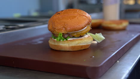 Einzelnes-Cheeseburger-Sandwich-Auf-Dem-Tisch-Im-Restaurant