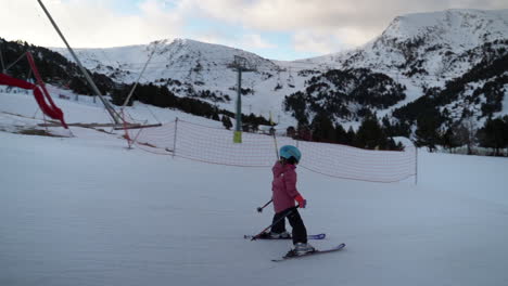 Niño-Pequeño-Aprendiendo-A-Esquiar-Cuesta-Abajo-En-La-Ladera-De-La-Montaña-De-Invierno