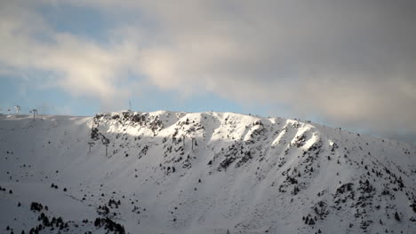 Leerer-Skilift,-Der-Durch-Die-Wunderschöne-Schneebedeckte-Andorra-wintergebirgslandschaft-Führt