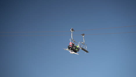 Skigebiet-Sessellift-Seilbahn-Aufzug-Aneinander-Vorbei-Gegen-Strahlend-Blauen-Himmel