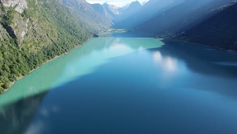 Montañas-Proyectando-Una-Sombra-Sobre-El-Hermoso-Lago-Glaciar-Odevatnet-De-Agua-Verde