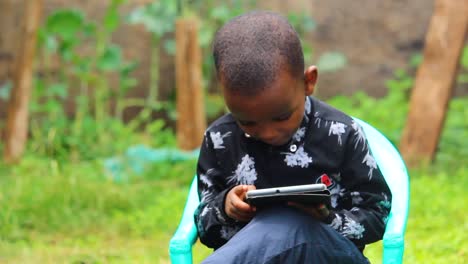 Nahaufnahme-Eines-Jungen-Afrikanischen-Jungen,-Der-Auf-Einem-Tablet-computer-Spielt,-Kind,-Kind,-Junge,-Afrikaner,-Ipad,-Gerät,-Tablette
