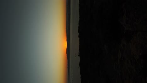 Zeitraffer-Des-Sonnenaufgangs-An-Der-Küste-Von-Selmun-Bay-In-Malta---Vertikal