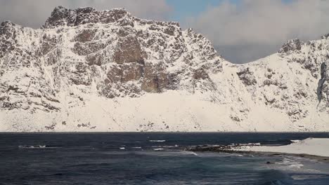 Montañas-Cubiertas-De-Nieve-Durante-La-Temporada-De-Invierno,-Islas-Lofoten,-Noruega