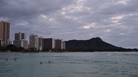 Honolulu,-Hawaii---29-De-Diciembre-De-2022:-Vista-De-La-Playa-De-Waikiki-Con-El-Volcán-Cabeza-De-Diamante-En-La-Distancia