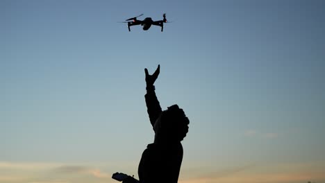 Videofilmer-Fängt-Drohne-Bei-Sonnenuntergang