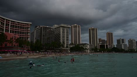 Honolulu,-Hawaii---29.-Dezember-2022:-Blick-Auf-Waikiki-Beach-In-Der-Dämmerung-Mit-Diamantkopfvulkan-In-Der-Ferne