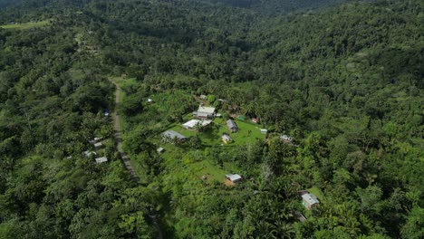Remoto-Pueblo-Aislado-En-Medio-De-La-Selva-Tropical-De-Papua-Nueva-Guinea