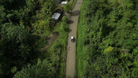 Vehículo-Lleno-De-Pasajeros-Que-Viajan-Fuera-De-La-Carretera-A-Través-De-La-Selva-Virgen-En-Las-Tierras-Altas-De-Nueva-Guinea