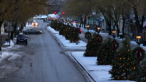 Revelación-Aérea-Lenta-De-árboles-De-Navidad-Que-Bordean-La-Calle-Principal-De-Wellsboro,-Pensilvania