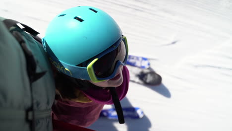 Glückliches-Kleines-Mädchen,-Das-Zu-Vater-Aufschaut,-Der-Zusammen-Mit-Dem-Verschneiten-Resort-Skilift-Fährt