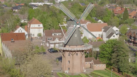 Historische-Windmühle-In-Norddeutschland-In-Papenburg-An-Einem-Sonnigen-Frühlingstag