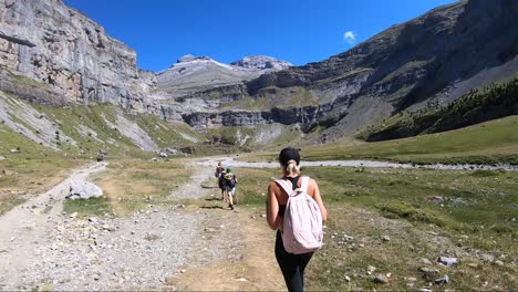 Hikers-in-the-Ordesa-Valley-overlooking-Monte-Perdido,-Huesca,-Pyrenees,-Spain