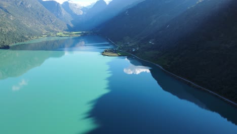 Lago-Glaciar-Oldevatnet-En-Noruega-Con-Agua-Verde,-Reflejo-De-Nubes-Y-Montañas-En-él