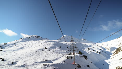 Esquiadores-Que-Viajan-Andorra-Montaña-Nevada-Telesilla-Admirando-Vistas-Panorámicas-De-Invierno