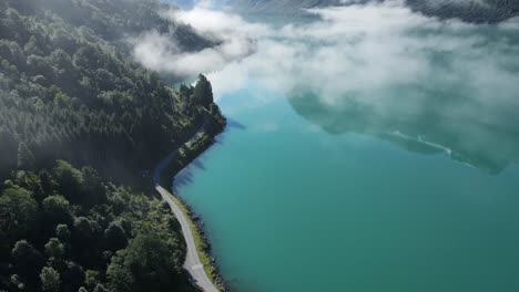 Volando-A-Través-De-Las-Nubes-Sobre-El-Hermoso-Lago-Lovatnet-En-Noruega