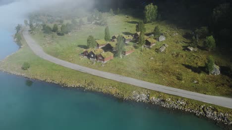 Lovatnet-gletschersee-Und-Historische-Bauernhäuser-Von-Breng-Seter