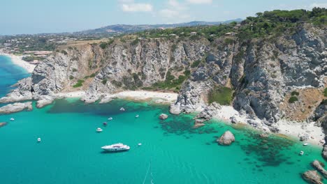Playas-De-Capo-Vaticano,-Barcos-Y-Mar-Mediterráneo-Azul-En-Calabria,-Sur-De-Italia---Antena-4k