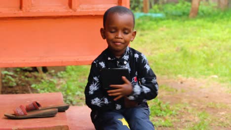 Nahaufnahme-Eines-Jungen-Afrikanischen-Jungen,-Der-Auf-Einem-Tablet-computer-Spielt,-Kind,-Kind,-Junge,-Afrikaner,-Ipad,-Gerät,-Tablette